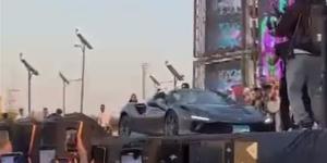 بالبلدي: تامر حسني يدخل بسيارة مع أبنائه في حفل القاهرة الجديدة.. شاهد belbalady.net