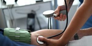 بالبلدي : ما علاقة مرض باركنسون بانخفاض ضغط الدم؟