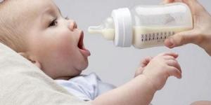 بالبلدي : أهم خطوات الفطام التدريجي.. ومتى يحتاج الطفل إلى الحليب الصناعي بعدها؟