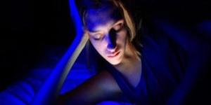 بالبلدي : الضوء الأزرق| تعرف على تأثيره على النوم.. وكيفية تخفيف الاضطراب