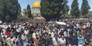 بالبلدي : رغم تضييقات الاحتلال.. عشرات الآلاف يصلون الجمعة في المسجد الأقصى