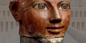 بالبلدي : المتحف المصري بالتحرير يلقي الضوء على رأس تمثال الملكة حتشبسوت