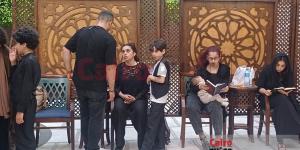 بالبلدي : انهيار ريم أحمد خلال تلقي عزاء والدتها في مسجد الحامدية الشاذلية