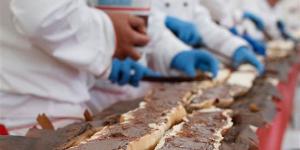 بالبلدي : استردوا الرقم القياسي من إيطاليا.. فرنسيون يصنعون أطول رغيف خبز في العالم