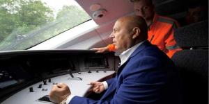 بالبلدي : وزير النقل يجرى اختبار القيادة لأول قطار كهربائى سريع