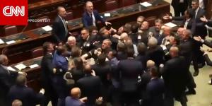 BELBALADY: نائب أراد تسليم آخر العلم الإيطالي ليتحول إلى مشهد فوضى وشجار في قاعة البرلمان