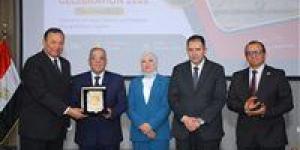 بالبلدي: محافظ
      دمياط
      يشيد
      بإبداعات
      طلاب
      هندسة
      المنصورة
      الجديدة
      ويدعم
      الأفكار
      المبتكرة