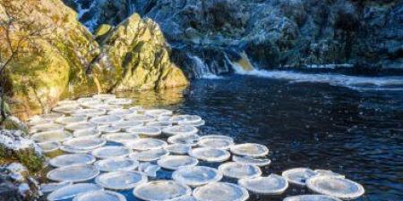 بالبلدي: ظاهرة نادرة.. "فطائر جليدية" مذهلة تطفو على سطح نهر فى اسكتلندا