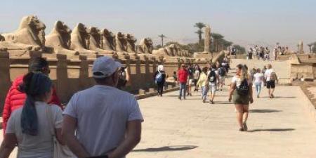 بالبلدي: السياح يستمتعون بطقس شتوى دافئ فى الأقصر وزيارة المعابد والمقابر الفرعونية
