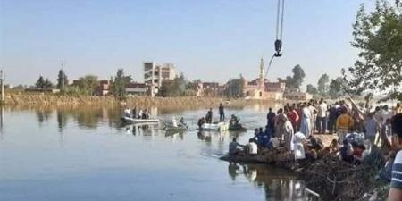 بالبلدي: ضفادع بشرية للبحث عن 8 مفقودين في غرق معدية تقل عمالا بمنشأة القناطر belbalady.net