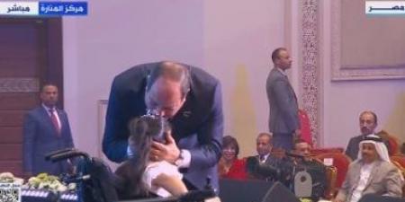 بالبلدي: الرئيس السيسى يقبل رأس الطفلة روضة ويطلب منها هذا الطلب