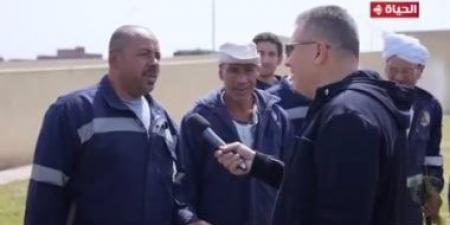 بالبلدي: عمرو الليثي يلتقي مجموعة من عمال مدينة زفتى ويهديهم 10 آلاف جنيه