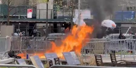 بالبلدي: فيديو.. رجل يشعل النار في نفسه خارج مقر محاكمة ترامب بنيويورك belbalady.net