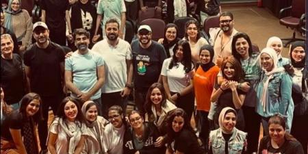 بالبلدي: حسام داغر يحتفل بعيد ميلاده وسط أبطال مسرحية "النقطة العمياء" belbalady.net