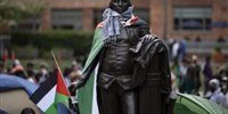بالبلدي : بالكوفية والعلم الفلسطيني.. ظهور مفاجئ لتمثال جورج واشنطن بمظاهرات لوقف الحرب على غزة