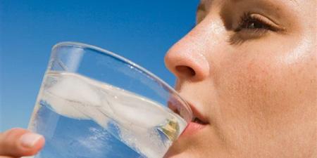بالبلدي : هل تفضل شرب الماء البارد في الصيف؟.. اعرف هل هو مفيد أم لا