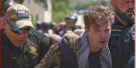 بالبلدي : بعد اقتحام الشرطة للحرم الجامعي.. اعتقال أكثر من 75 طالبًا بالجامعات الأمريكية احتجاجًا على الحرب في غزة