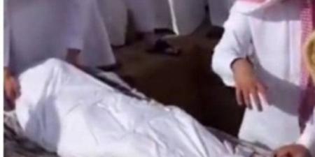 بالبلدي: فيديو مؤثر للحظة دفن الأمير بدر بن عبدالمحسن آل سعود بالبلدي | BeLBaLaDy