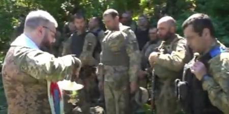 بالبلدي: جنود أوكرانيون يحتفلون بعيد الفصح على جبهة القتال في دونيتسك.. فيديو belbalady.net