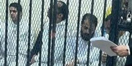 بالبلدي : وسط حراسة مشددة.. وصول المتهم بإنهاء حياة 3 مصريين بدولة قطر إلى المحكمة