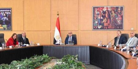 وزير الإسكان يتابع موقف تنفيذ وحدات المبادرة الرئاسية ”سكن لكل المصريين” بالمدن الجديدة والمحافظات