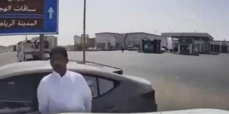 بالبلدي: فيديو صادم.. شاب سعودي يمزح مع صديقه بسيارته فدهسه بالبلدي | BeLBaLaDy