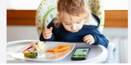 بالبلدي : مشاهدة التلفاز أثناء تناول الطعام.. خطر داهم يدمر صحة طفلك
