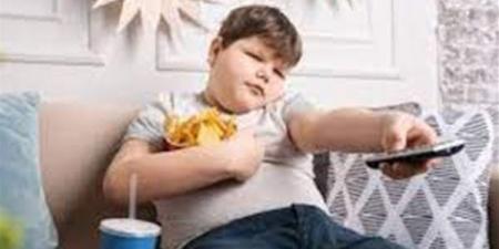 بالبلدي : مخاطر السمنة.. احذر تناول الأطفال الطعام في هذه الحالة