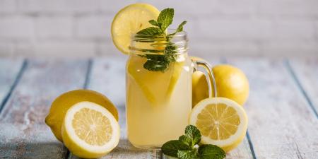 بالبلدي : مبيمررش أبدًا.. طريقة عمل عصير الليمون باللبن والفانيليا المنعش