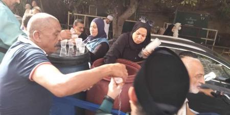 بالبلدي : ماليزيون يوزعون المياه في جنازة الشيخ محمد عبد الباعث الكتاني بالإسكندرية | صور