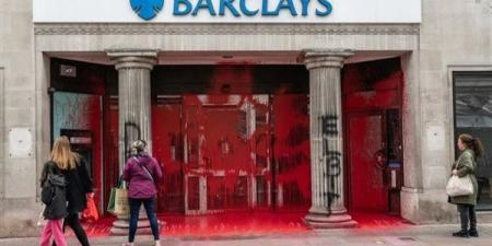 بالبلدي : تحطيم نوافذ وتغطية المباني باللون الأحمر.. متظاهرون يهاجمون 20 بنكا في بريطانيا دعما لغزة