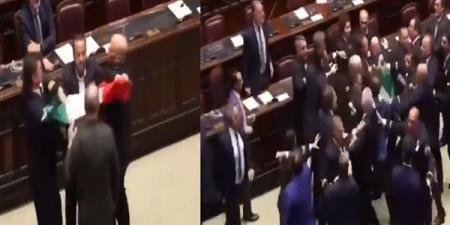 بالبلدي : مشاجرة في البرلمان الإيطالي بسبب علم الدولة