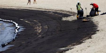 بالبلدي : شواطئ الأحلام تتحول للون الأسود.. كواليس إغلاق شاطئ بسنغافورة بسبب تسرب نفطي