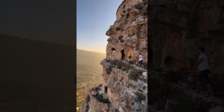belbalady تبدو كأنها "قلعة".. لبناني يرصد محابس صخرية معلقة بين الأرض والسماء