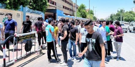 بالبلدي : بدء
      توافد
      الطلاب
      على
      اللجان
      لأداء
      امتحانات
      الثانوية
      العامة
      2025