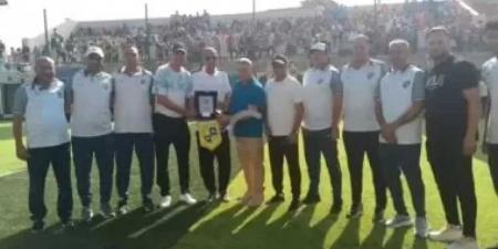 المقاولون
      العرب
      يكرم
      والد
      محمد
      صلاح
      ويهديه
      درع
      النادي