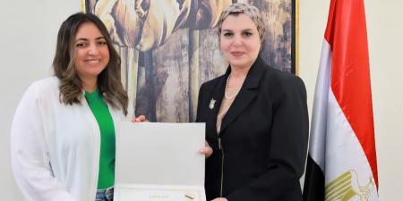 بالبلدي : النيابة
      الإدارية
      تكرم
      طالبات
      بـ"آداب
      القاهرة"
      لمشروع
      تخرج
      لتمكين
      ودمج
      ذوي
      الهمم