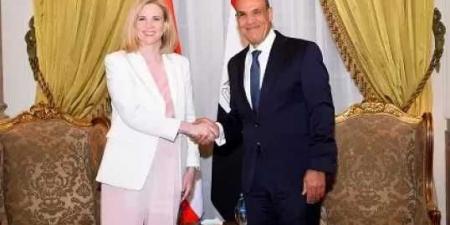 وزيرة
      خارجية
      النمسا:
      مصر
      أهم
      شريك
      لبلادنا
      في
      المنطقة