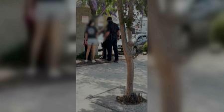 بالبلدي: "ما تفعله اختطاف".. فيديو يُظهر شابة متشبثة بشجرة وملثمون يحاولون انتزاعها بالقوة