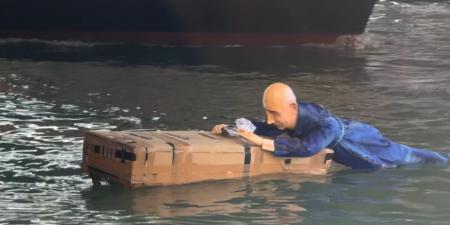 بالبلدي: احتجاجًا على الزفاف الفخم.. دمية شبيهة بجيف بيزوس تطفو في قناة البندقية