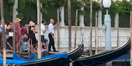 belbalady شبيه جيف بيزوس يسرق الأضواء في شوارع البندقية.. قبل زفاف الملياردير
