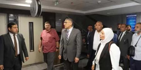 محافظ
      الجيزة
      يتفقد
      مشروع
      تطوير
      مبنى
      التأمين
      الصحي
      بمنطقة
      روز
      اليوسف