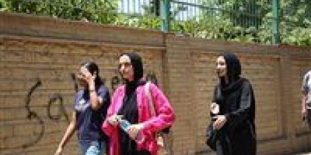 بالبلدي : طلاب
      الثانوية
      العامة
      2025
      حول
      مستوى
      الإنجليزي:
      القطعة
      صعبة
      والترجمة
      سهلة