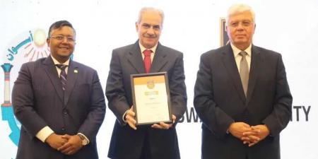 وزير
      التعليم
      العالي
      والبحث
      العلمي
      يكرم
      جامعة
      أسوان
      لإدراجها
      لأول
      مرة
      في
      تصنيف
      QS
      لعام
      2026