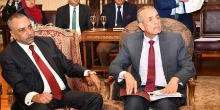 بالبلدي : وزير
      الشئون
      النيابية
      يستقبل
      وزيري
      الإسكان
      والتنمية
      المحلية
      وبعض
      ممثلي
      الهيئات
      البر
      لمانية
      والمستقلين
      قبل
      جلسة
      اليوم