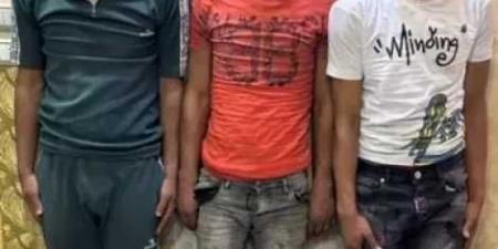 كشف
      ملابسات
      فيديو
      تضمن
      قيام
      أحد
      الأشخاص
      بإطلاق
      عيار
      نارى
      فى
      الهواء
      وترويع
      المواطنين
      عقب
      إعتراضهم
      على
      قيادته
      دراجة
      نارية
      بسرعة
      زائدة
      بالغربية
