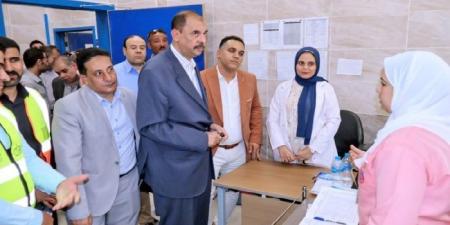 بالبلدي: محافظ
      سوهاج
      يتفقد
      سير
      العمل
      بمشروعات
      «
      حياة
      كريمة»
      بقرية
      البطاخ