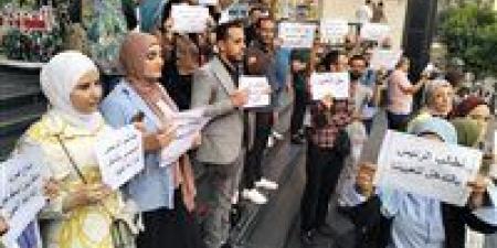 بالبلدي: طالبوا
      الرئيس
      السيسي
      بالتدخل
      لحل
      أزمتهم..
      وقفة
      احتجاجية
      جديدة
      لـ«الصحفيين
      المؤقتين»
      أمام
      النقابة