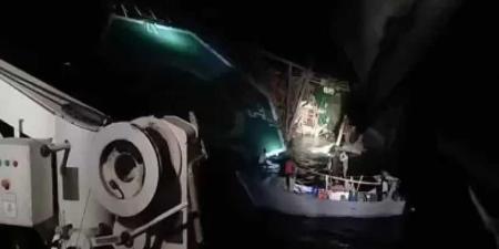 البحر
      الأحمر:
      جهود
      مكثفة
      للعثور
      على
      4
      مفقودين
      في
      غرق
      حفار
      بجبل
      الزيت..
      والمحافظ
      يتفقد
      الموقع