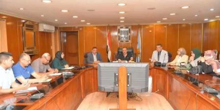 محافظ
      أسيوط
      يعقد
      اجتماعًا
      لبحث
      الاستعدادات
      لتنفيذ
      مبادرة
      ”سكن
      كريم”
      بقرى
      ”حياة
      كريمة”
      بحضور
      مسئولي
      دار
      الهندسة